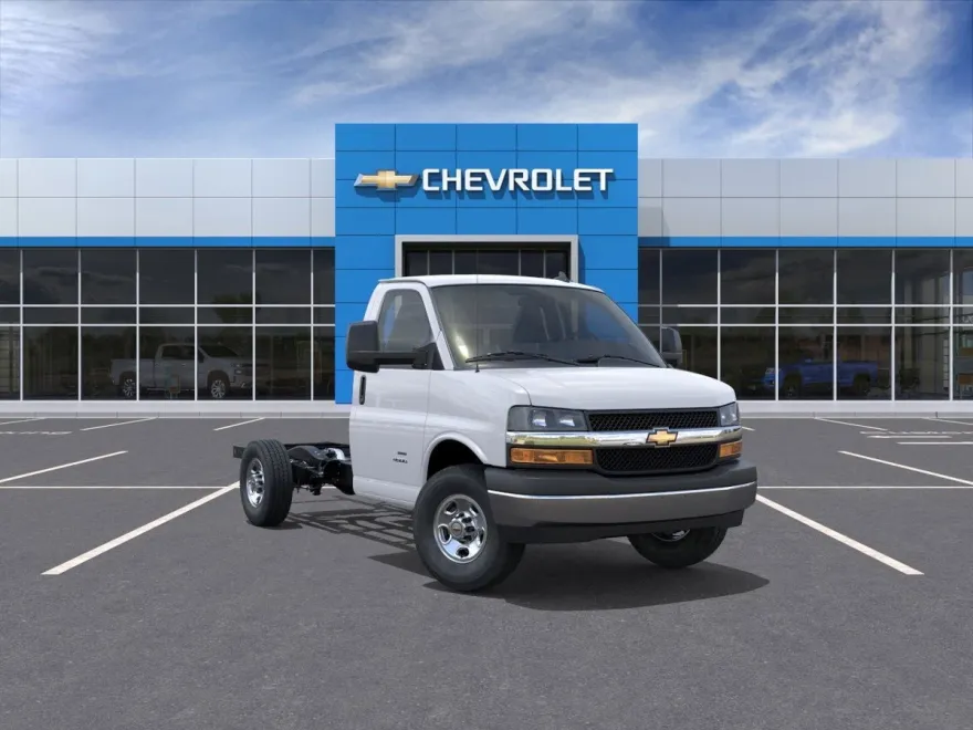 2025 Chevrolet Express Cutaway 3500 photo 1