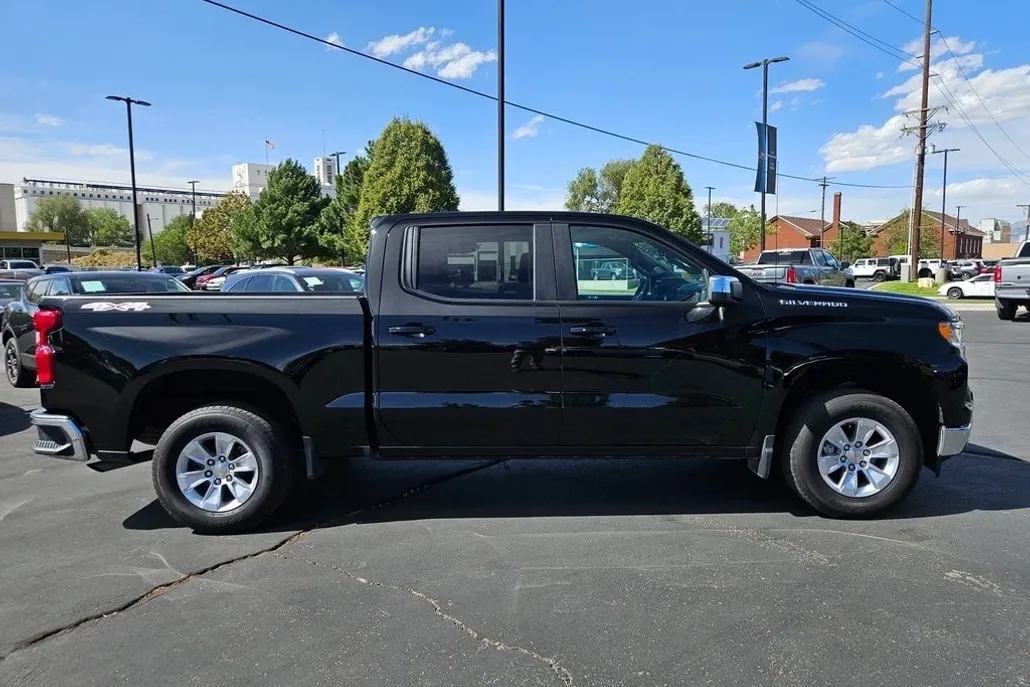 2025 Chevrolet Silverado 1500 LT photo 1