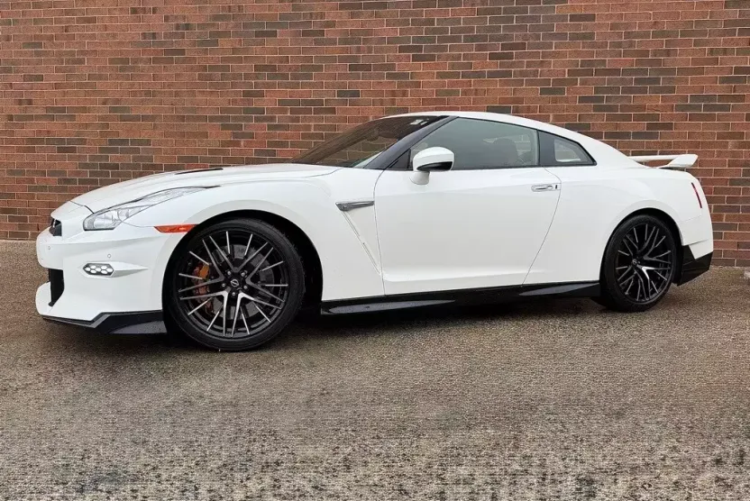 2024 Nissan GT-R Premium photo 1