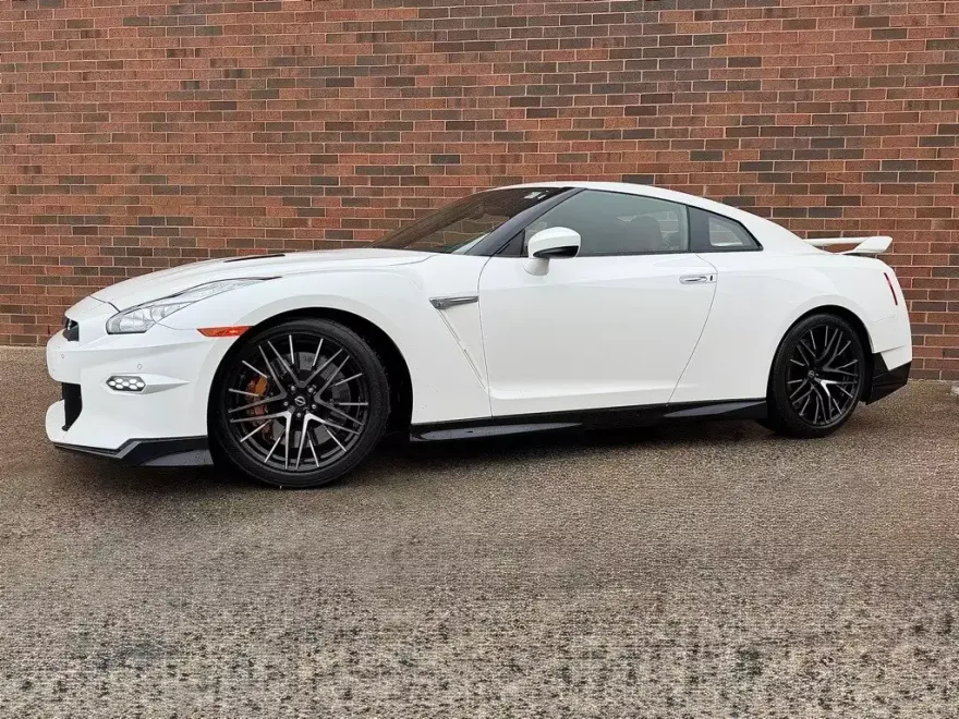 2024 Nissan GT-R Premium photo 1