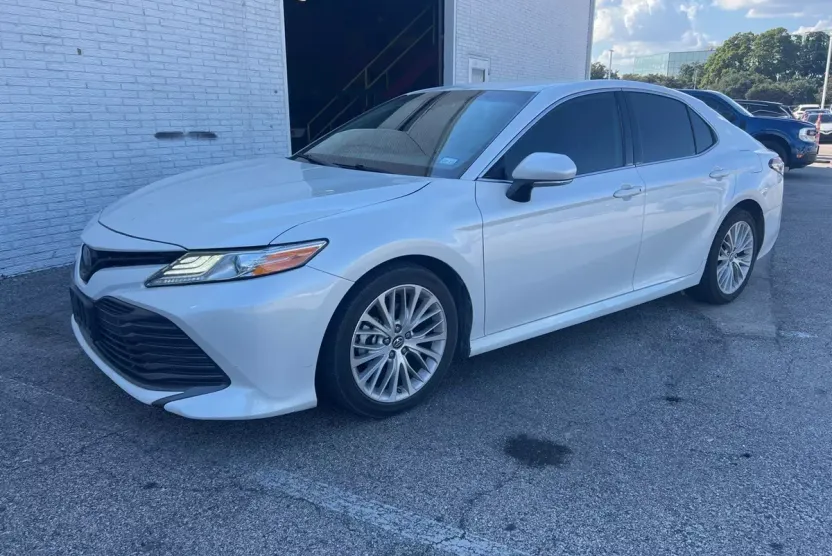 2019 Toyota Camry SE XLE photo 1