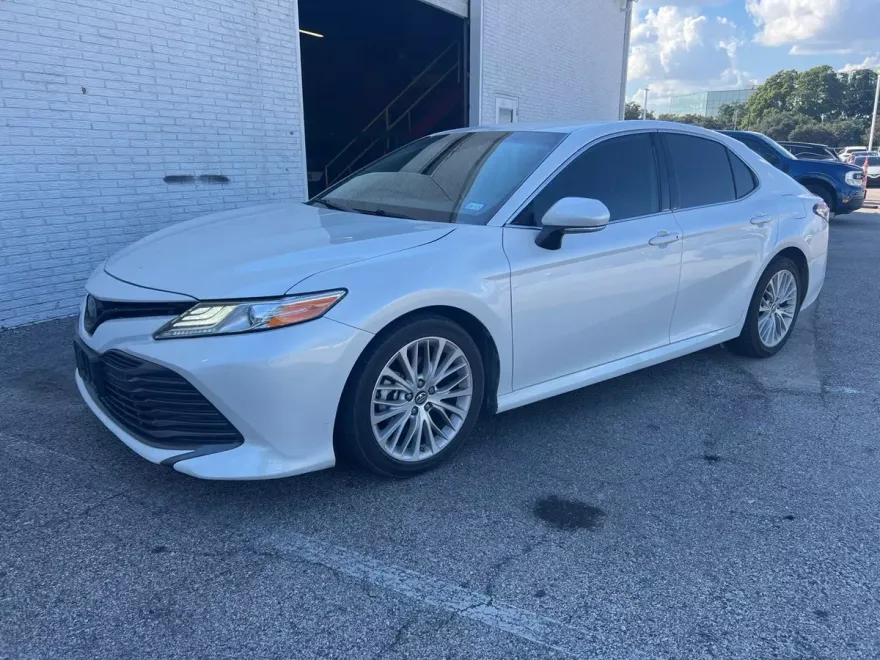 2019 Toyota Camry SE XLE photo 1