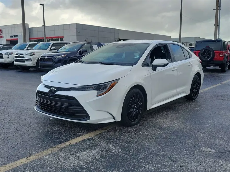2024 Toyota Corolla LE photo 1