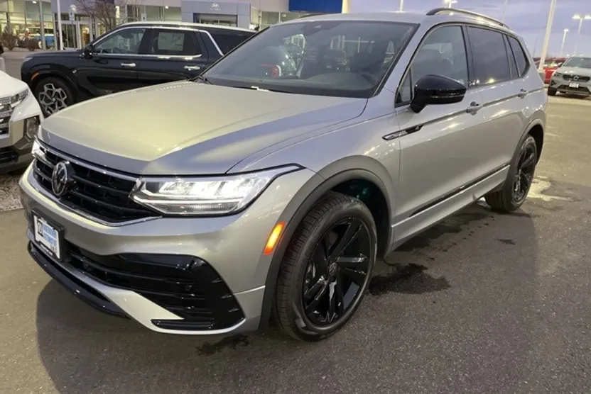 2024 Volkswagen Tiguan SE R-Line Black photo 1