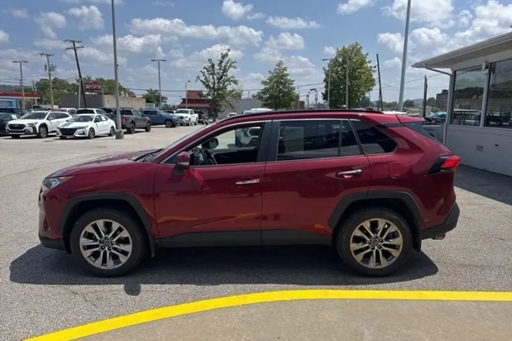 2019 Toyota RAV4 Limited photo 1