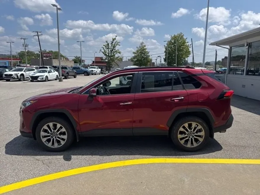 2019 Toyota RAV4 Limited photo 1