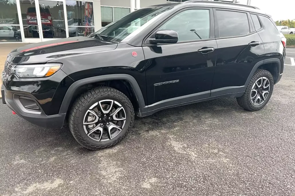 2024 Jeep Compass Trailhawk photo 1