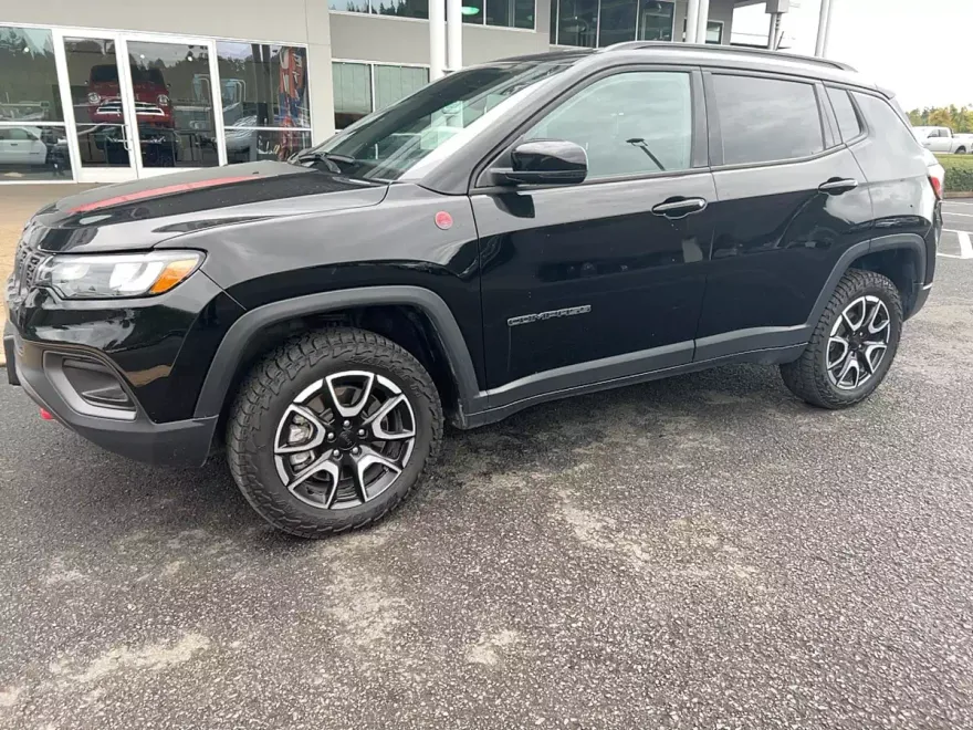 2024 Jeep Compass Trailhawk photo 1