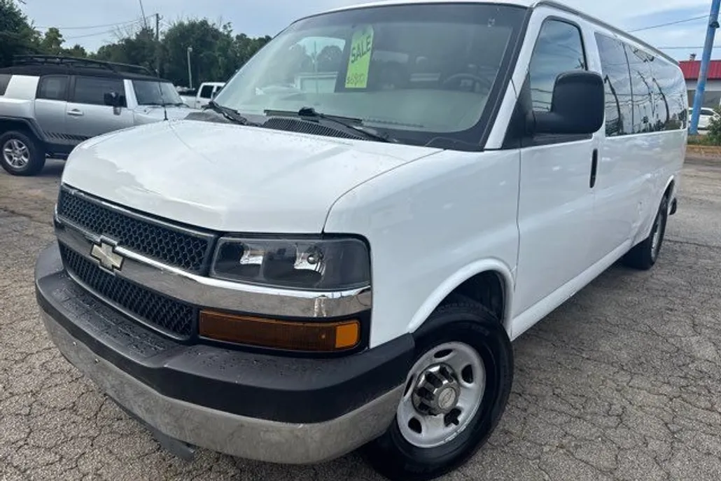 2008 Chevrolet Express LS 3500 photo 1