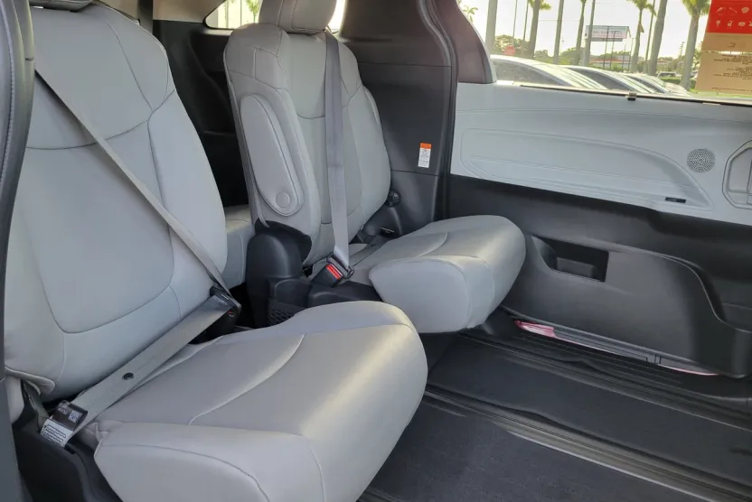 2025 Toyota Sienna XLE photo 1