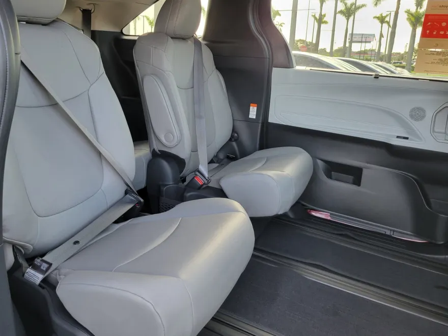 2025 Toyota Sienna XLE photo 1