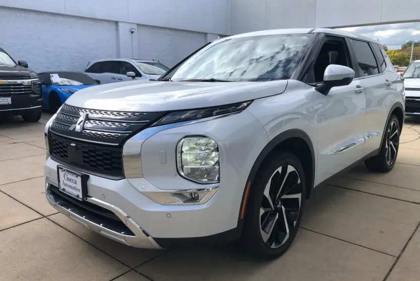 2023 Mitsubishi Outlander SE photo 1