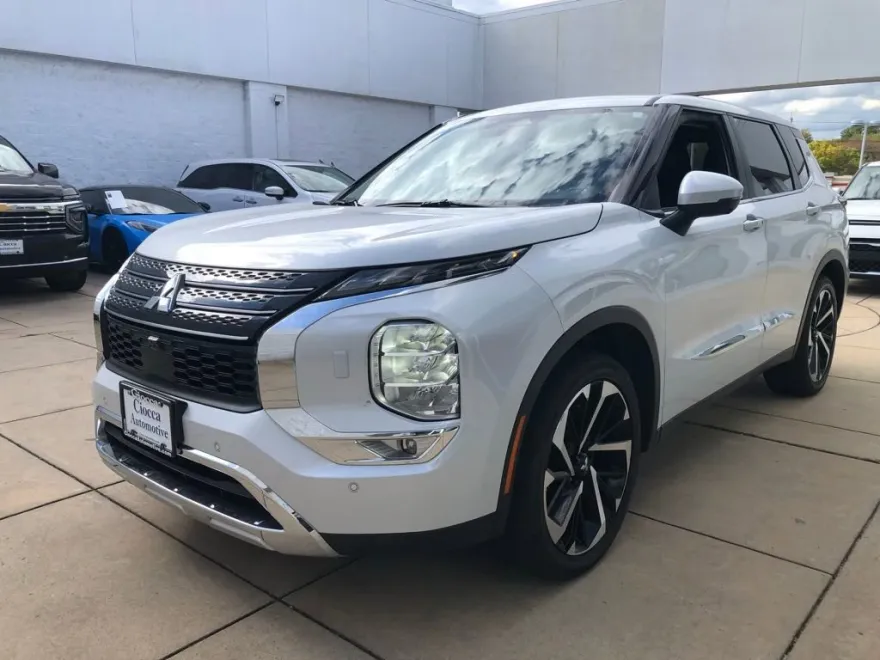2023 Mitsubishi Outlander SE photo 1