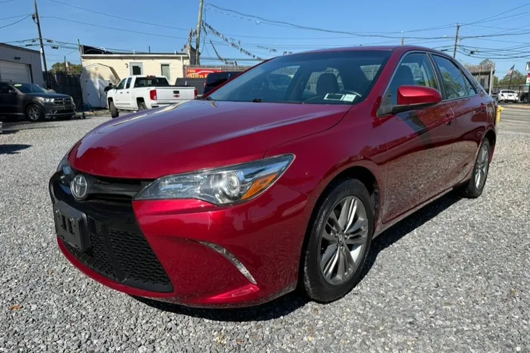 2017 Toyota Camry SE photo 1