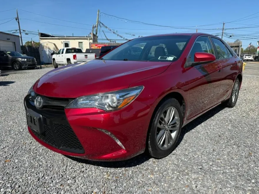 2017 Toyota Camry SE photo 1