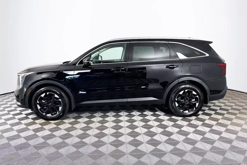 2025 Kia Sorento S photo 1