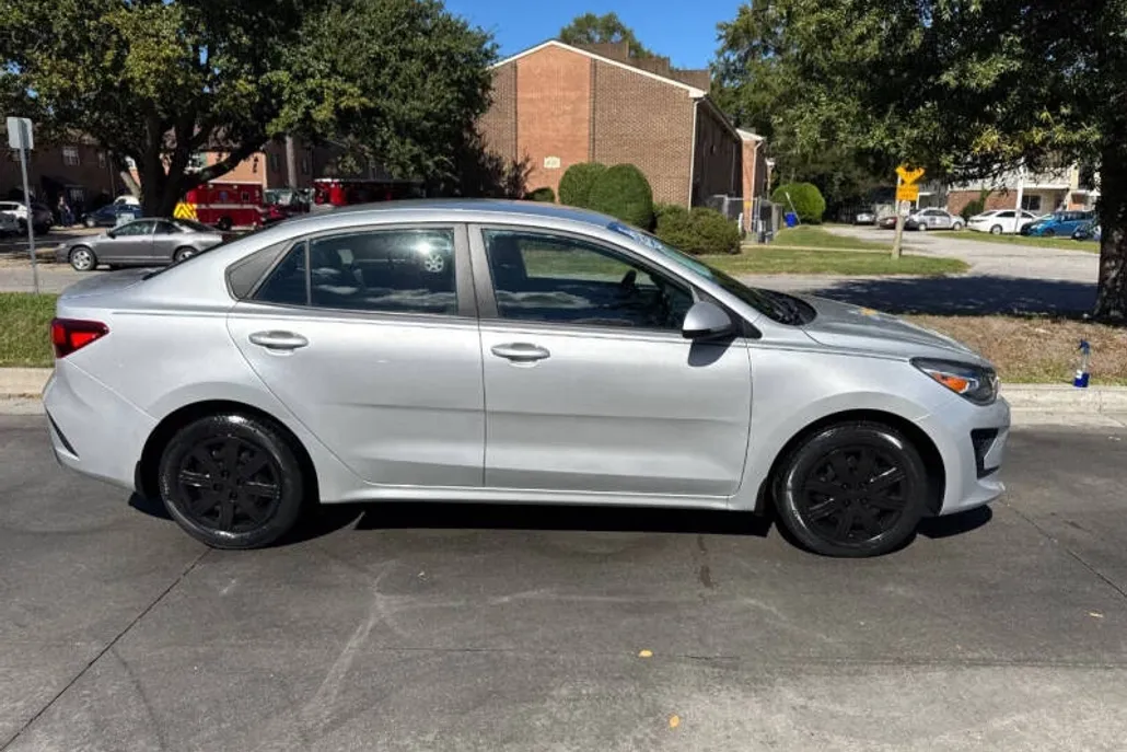 2022 Kia Rio S photo 1