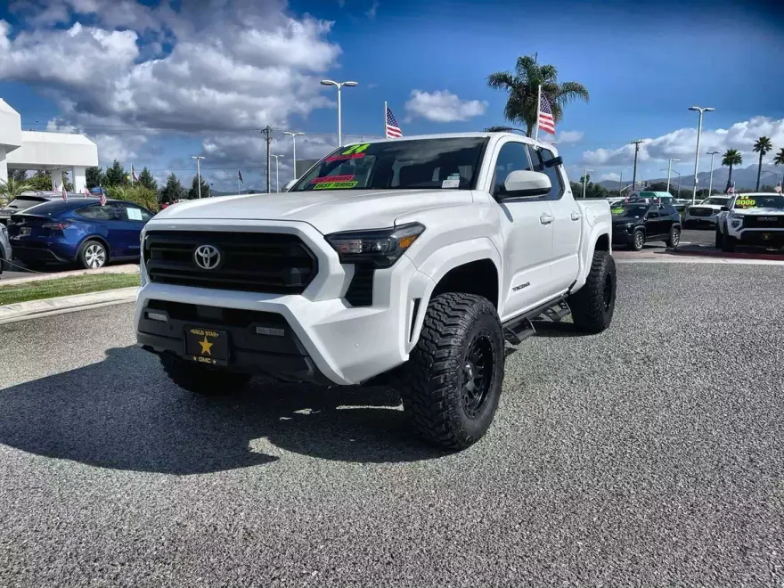 2024 Toyota Tacoma 4x4 SR5 photo 1
