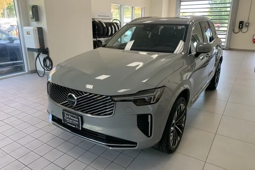 2025 Volvo XC90 B5 Plus photo 1