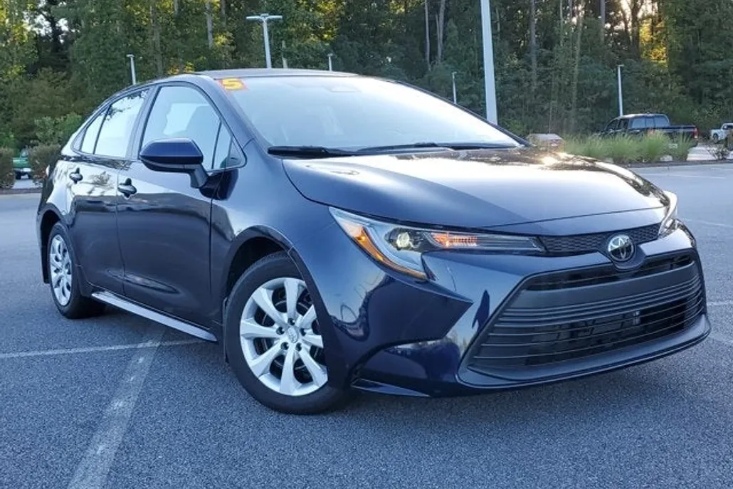 2025 Toyota Corolla LE photo 1
