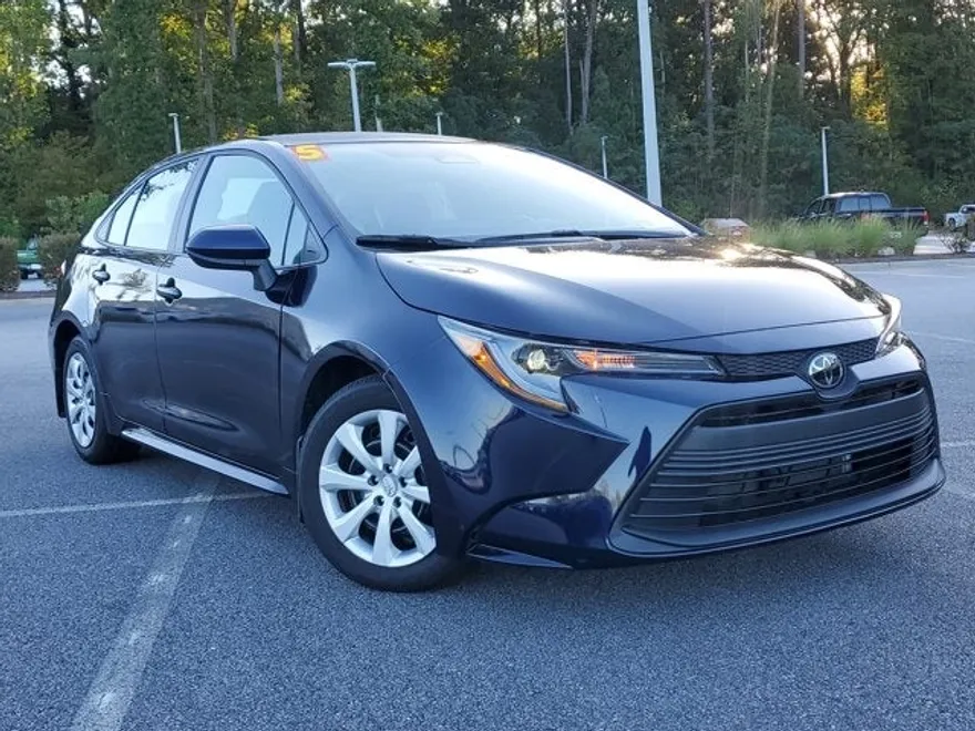 2025 Toyota Corolla LE photo 1
