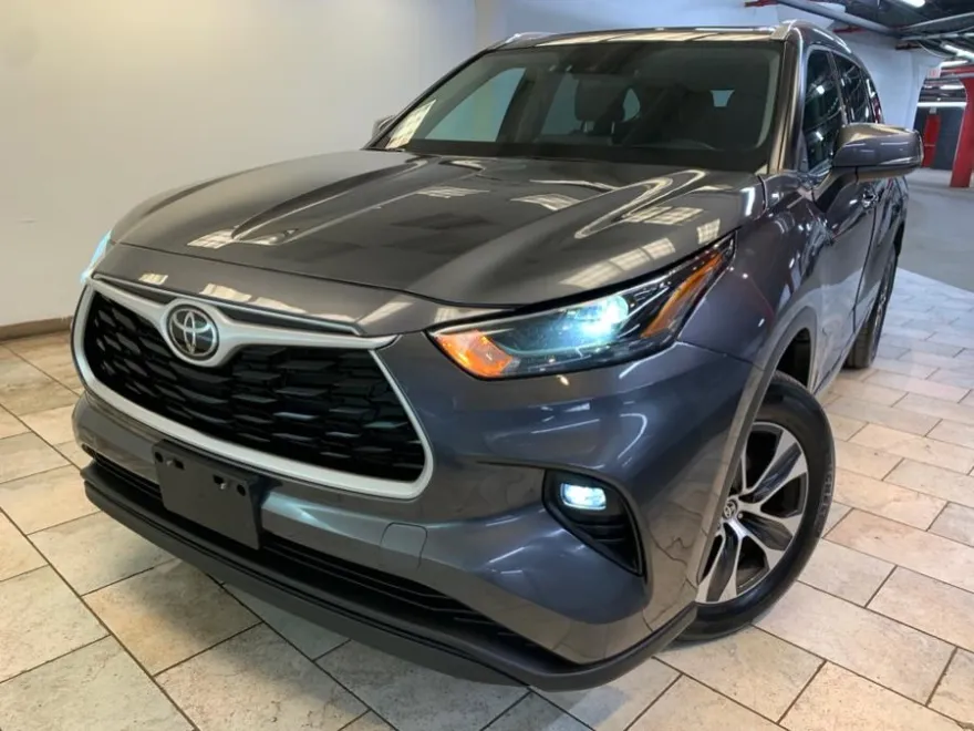 2022 Toyota Highlander XLE photo 1