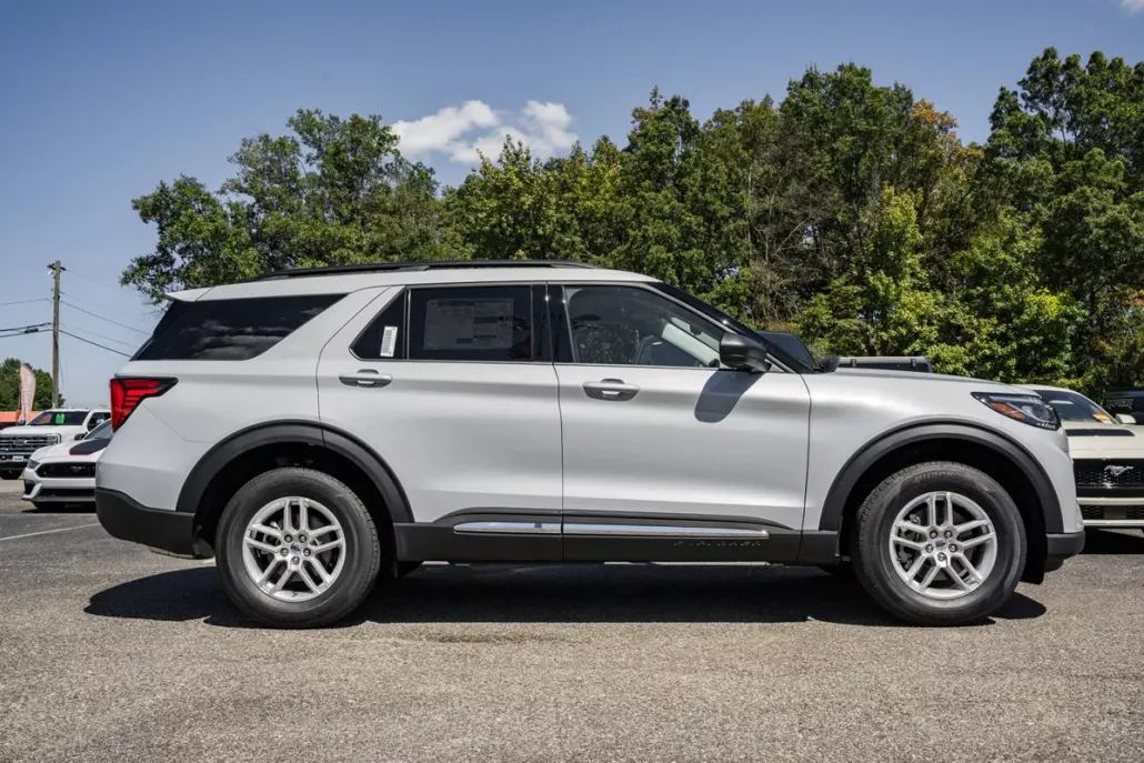 2025 Ford Explorer photo 1