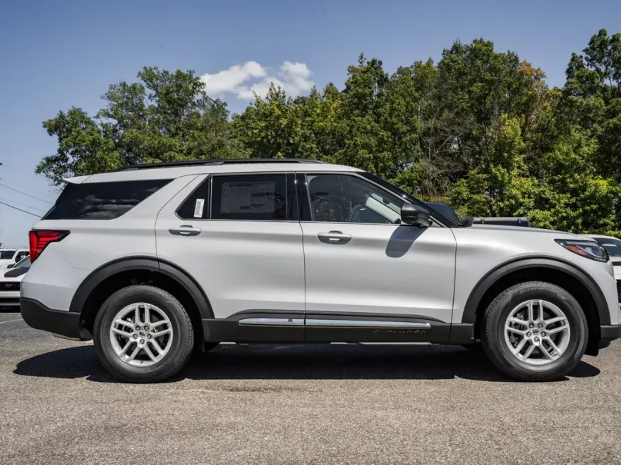 2025 Ford Explorer photo 1