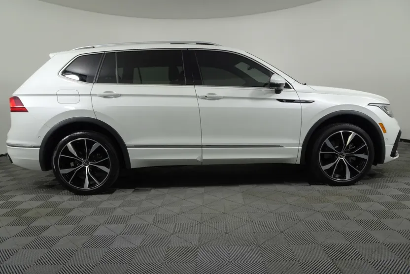 2022 Volkswagen Tiguan SEL Premium R-Line photo 1