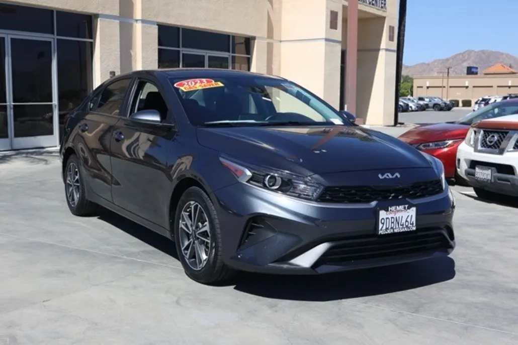 2023 Kia Forte LXS photo 1