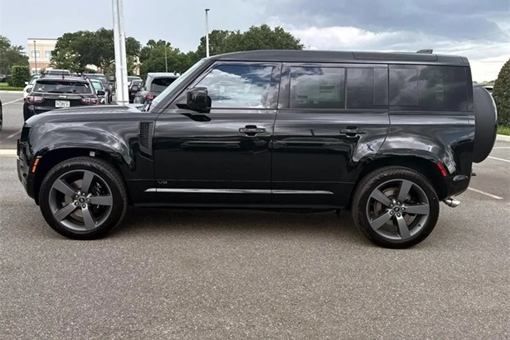 2025 Land Rover Defender 110 V8 photo 1