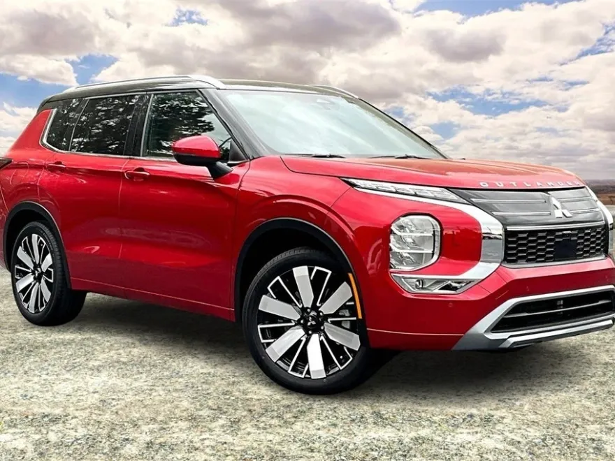 2025 Mitsubishi Outlander LE photo 1