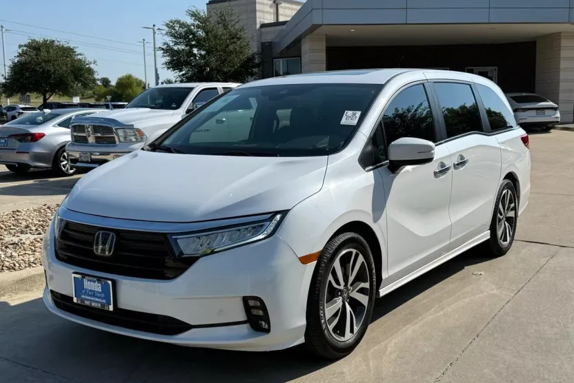 2023 Honda Odyssey Touring photo 1