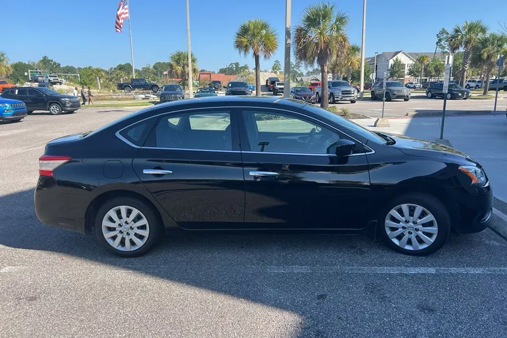 2015 Nissan Sentra S photo 1