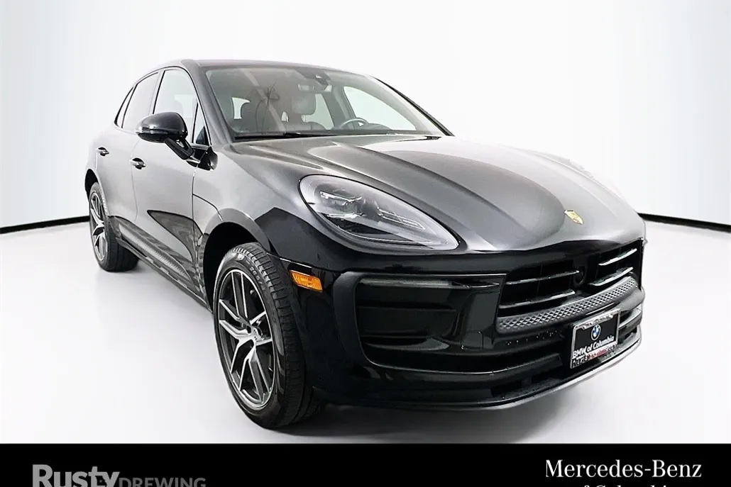 2023 Porsche Macan T photo 1