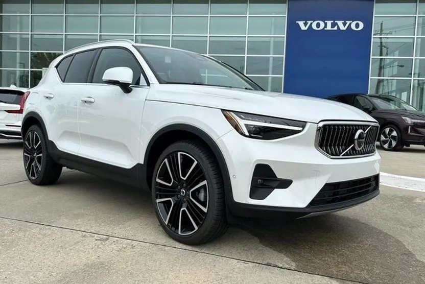 2025 Volvo XC40 photo 1