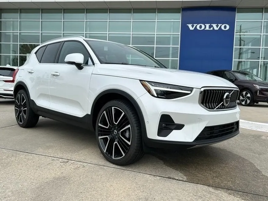 2025 Volvo XC40 photo 1
