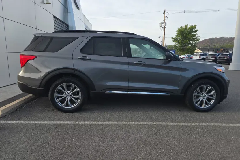 2022 Ford Explorer XLT photo 1