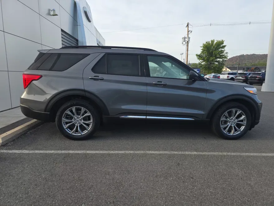 2022 Ford Explorer XLT photo 1