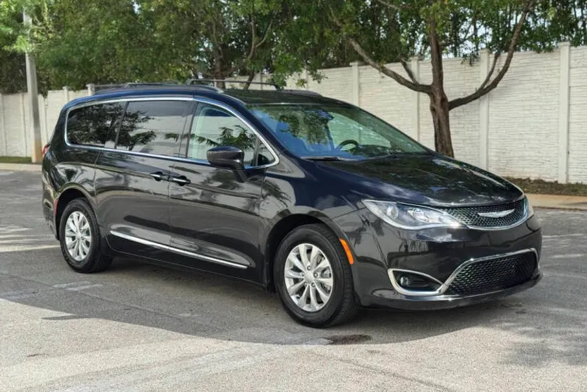 2017 Chrysler Pacifica Touring L photo 1