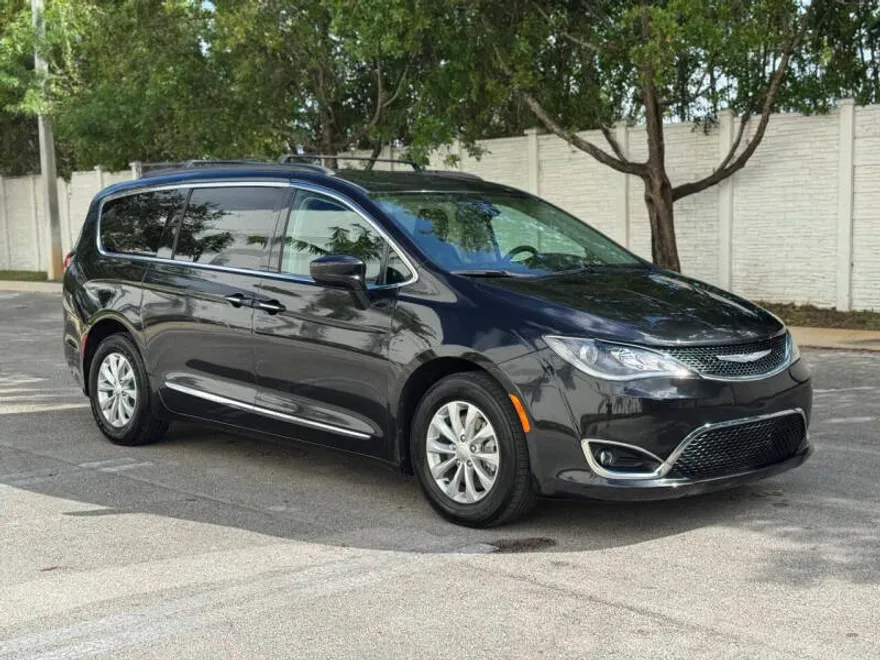 2017 Chrysler Pacifica Touring L photo 1