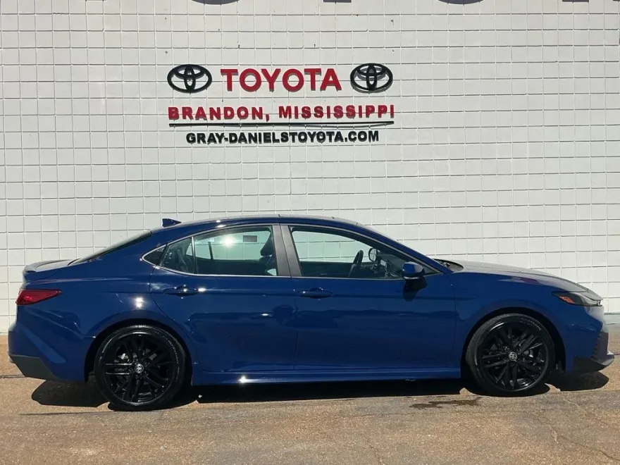 2025 Toyota Camry SE photo 1