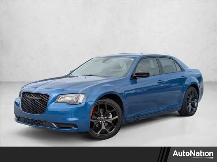 2023 Chrysler 300 Touring photo 1