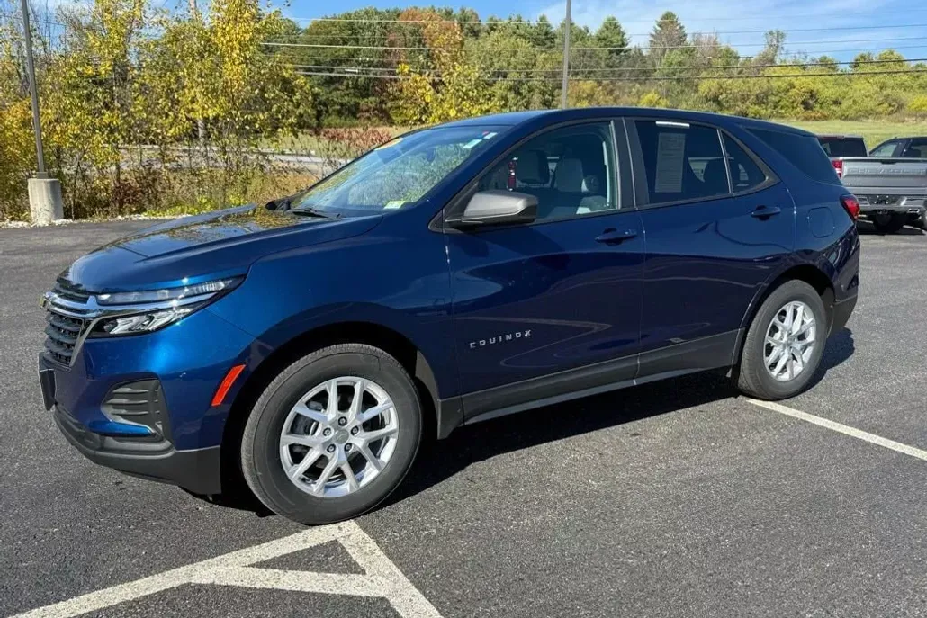 2022 Chevrolet Equinox LS photo 1