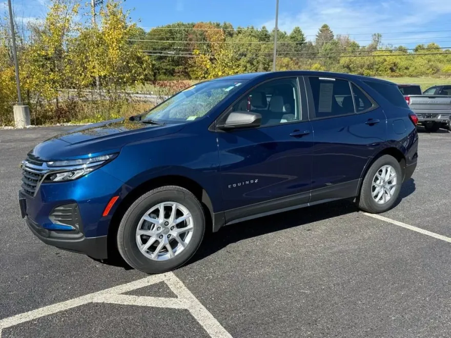 2022 Chevrolet Equinox LS photo 1
