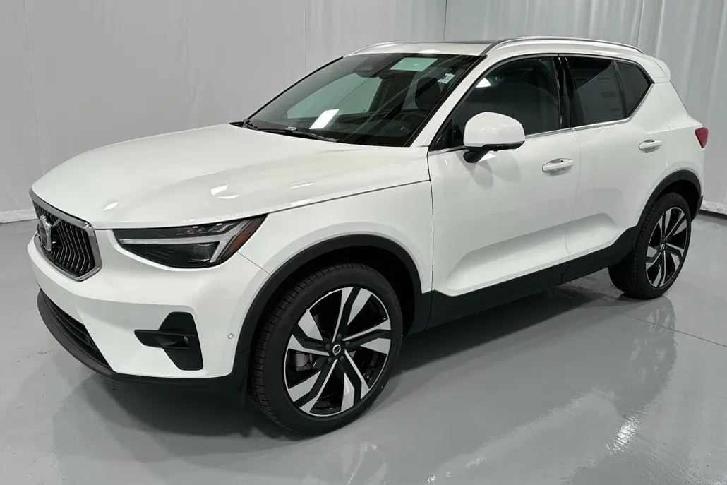 2025 Volvo XC40 photo 1