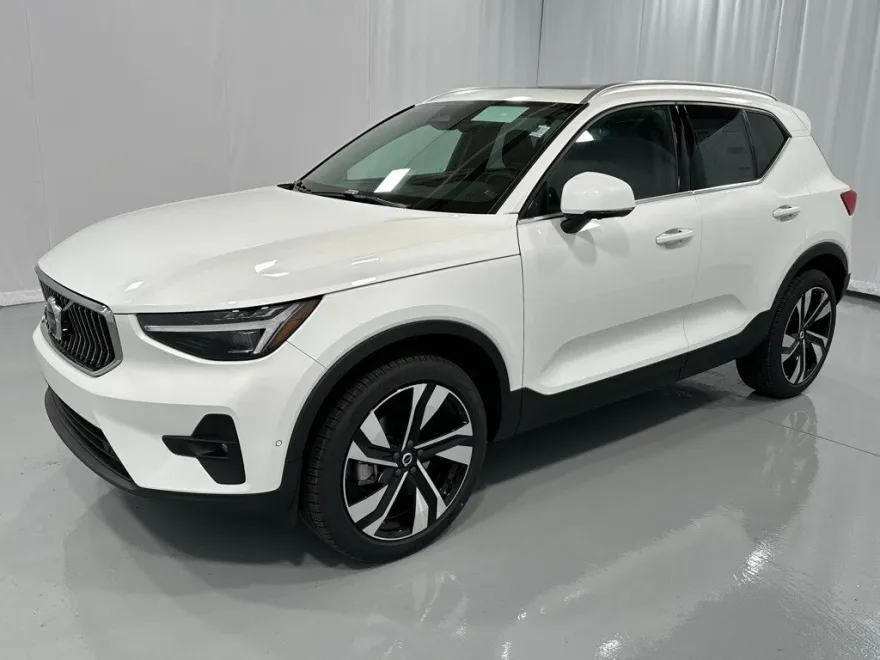 2025 Volvo XC40 photo 1