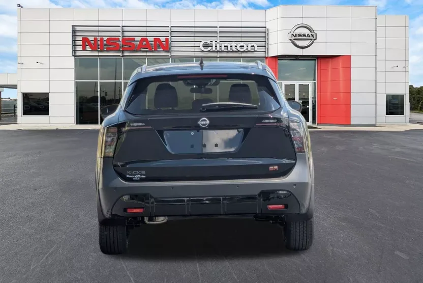 2025 Nissan Kicks SR photo 1