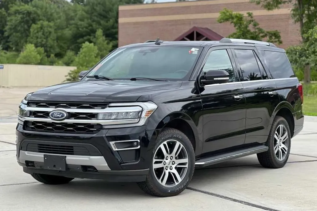 2022 Ford Expedition Limited photo 1