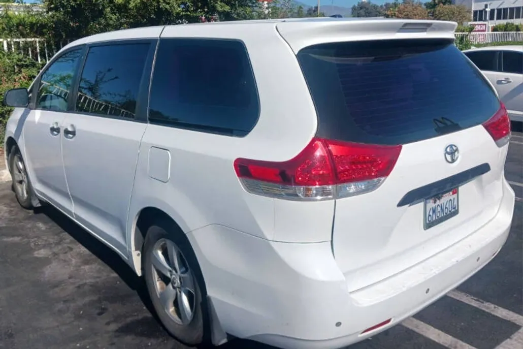 2011 Toyota Sienna Base photo 1